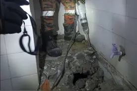 租客觉得浴缸怪怪的，马来西亚房东叫人砸开后，下面竟是一具女尸图片