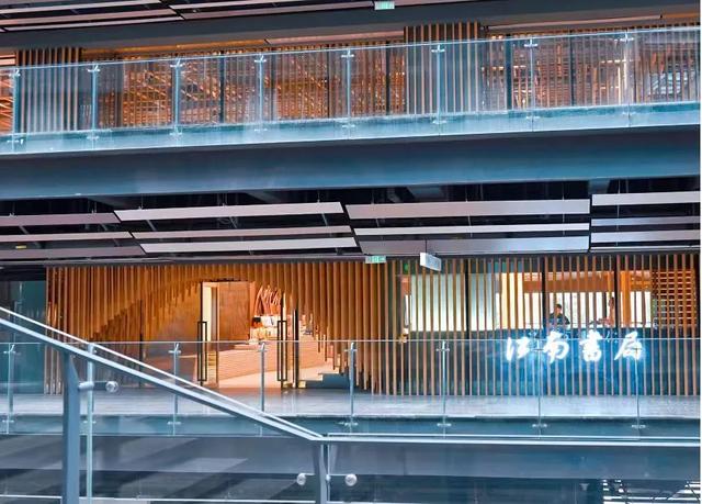 淘书逛展、夜游夜市、盖章打卡……上海书展的快乐，弥漫在整座城市→