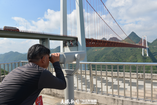 2025黔台会｜台湾同胞登上坝陵河大桥 探秘贵州“桥界宝藏”
