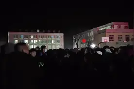 甘肃深夜突发6.2级地震，学生到操场避险合唱《起风了》互相鼓励，老师回应：夜晚太冷，学生自发组织的图片