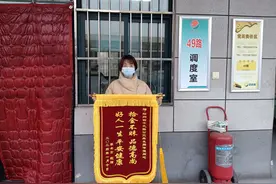 乘客电脑丢车厢 锦旗相送表感谢图片