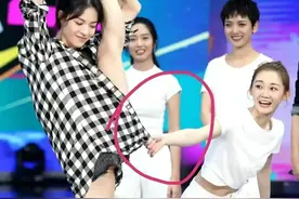 钟楚曦在综艺节目上穿短裤劈叉，还好有苗苗挡了一下不然真的尴尬图片