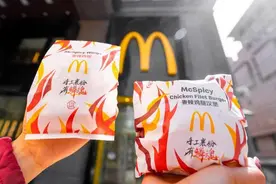 北京麦当劳多家主题餐厅共同迎接麦辣系列回归手工裹粉图片