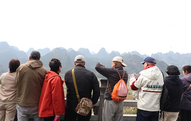 “长三角号”旅游专列抵达兴义 350名浙江游客开启暖冬之旅