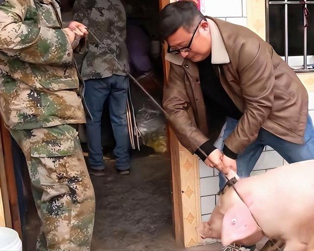 杀猪宴暖意全是假象，官媒揭示呆呆妹真实处境，隐私遭泄露难招架