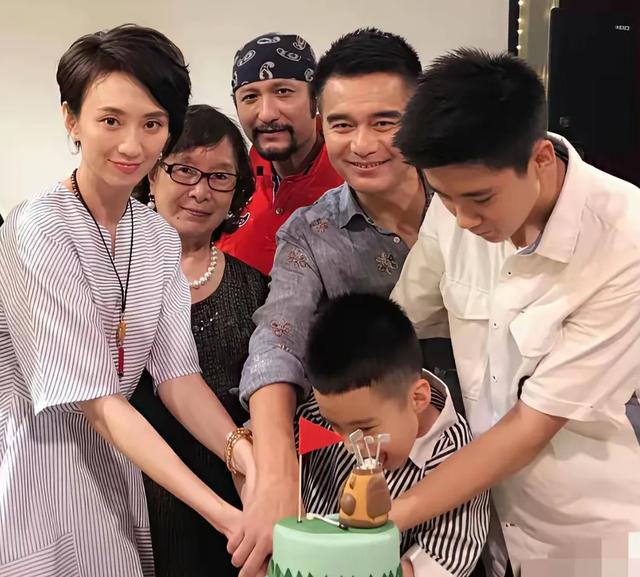 许亚军和儿子同框拍摄时尚大片，这是他和前妻何晴的孩子，叫许何