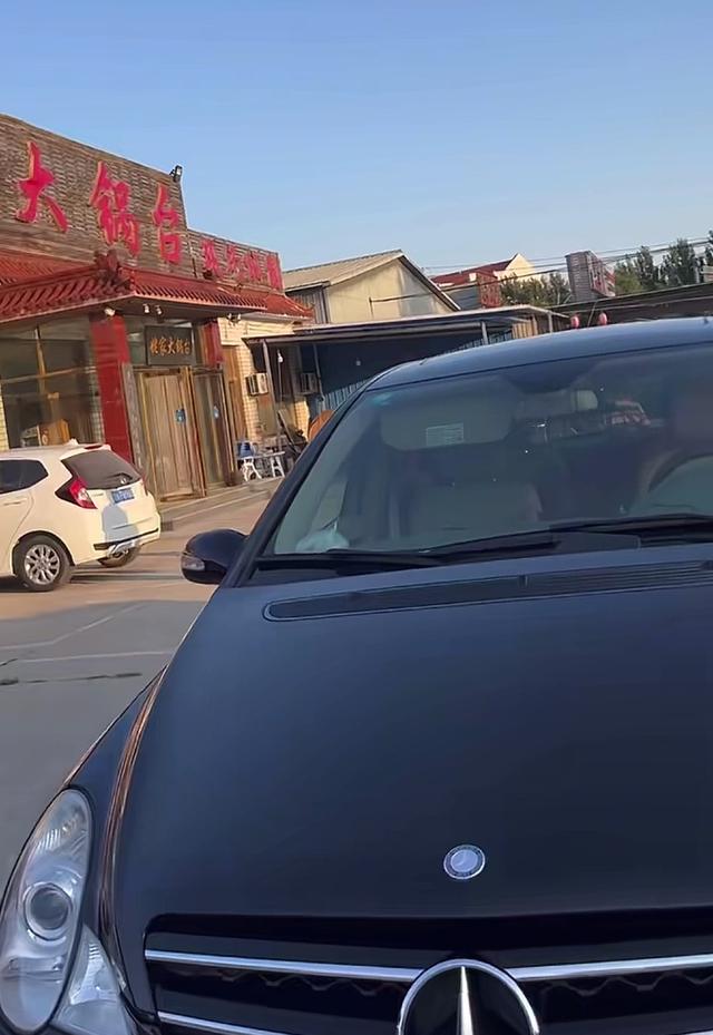 北京肖哥突发去世，年仅45岁，家里原石成堆开大奔，十几套房出租