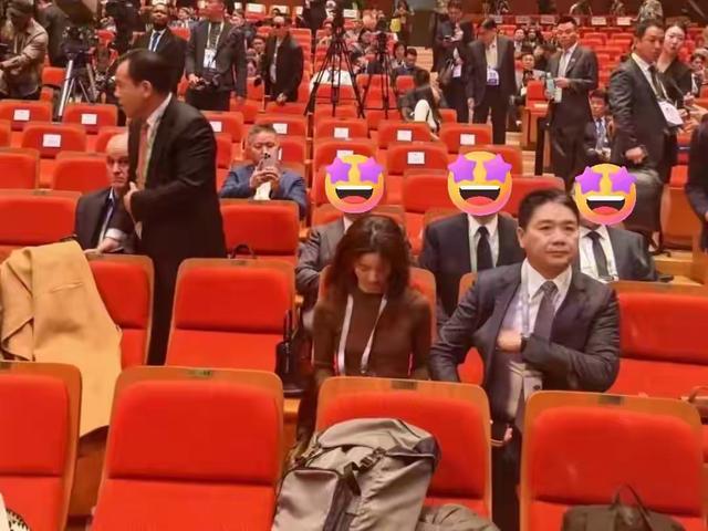 刘强东与章泽天在韩国APEC峰会上的亮相，与其说是商业大佬的天