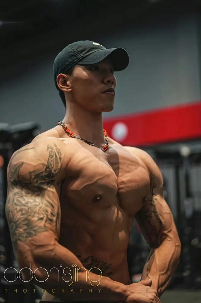 身高187的健身肌肉男网红，野外写真秀身材颜值，简直绝绝子