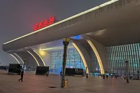 华北地区最重要的交通枢纽，隶属于北京局管辖的特等站-石家庄站图片