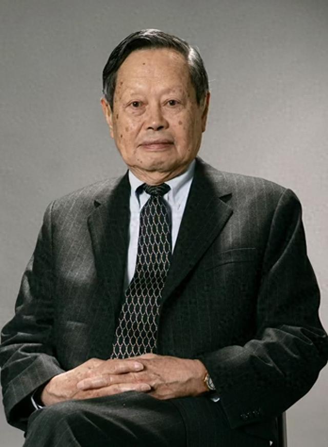 演都不演了！杨振宁去世仅7天，恶心的事情发生了，结局大快人心