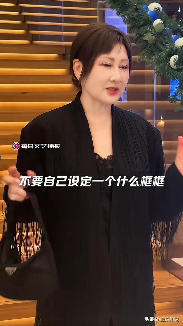 恶心一幕出现了！张凯丽因不得体穿搭被热议，刘晓庆的话得到印证