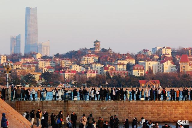 青岛栈桥游人与海鸥同乐 映照冬日最美风光