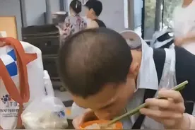 韦东奕馒头赴堂姐宴，吃辣菜先过水，恋情曝光。图片