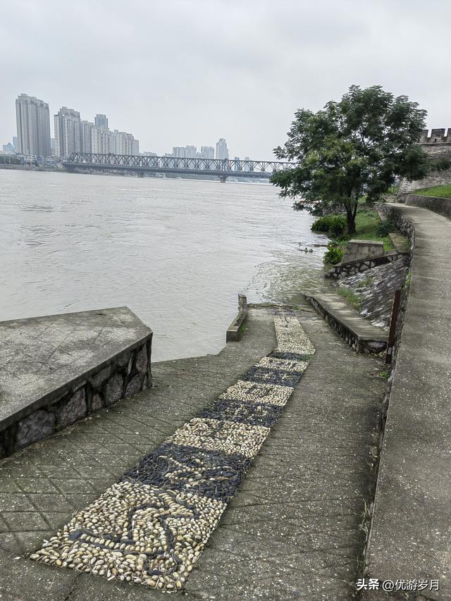襄阳古城汉江风景很美