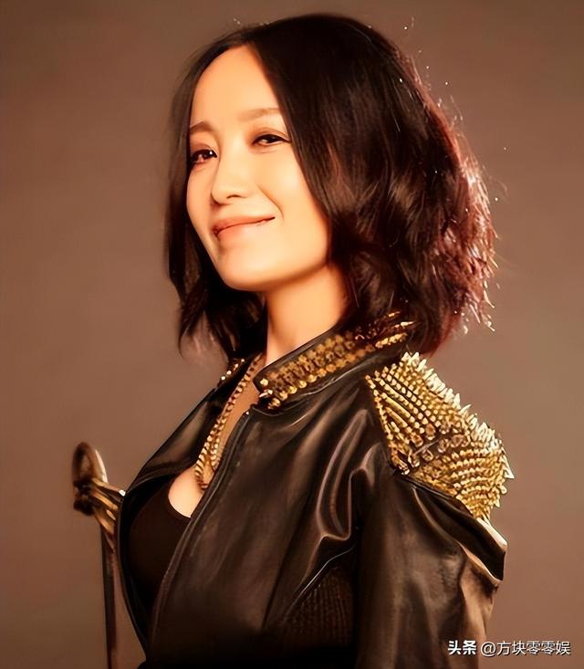 她连上5次春晚	，私下却和恩师同居怀孕被骗流产，今57岁依然单身