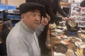 网友日本偶遇74岁姜昆，小饭馆内喝茅台，与女粉丝合照毫无架子图片