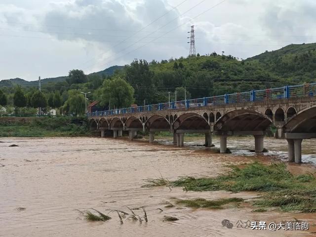 昨天大雨后我们走沿河路逆流而上，看弥河大水