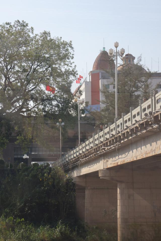 广西边境这座“三沿五点”城，一街跨两国，公交10元直达越南！