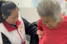 84岁杨奶奶穿上定做棉裤图片