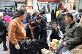 二连浩特口岸蒙古国客商跨境扫货忙图片