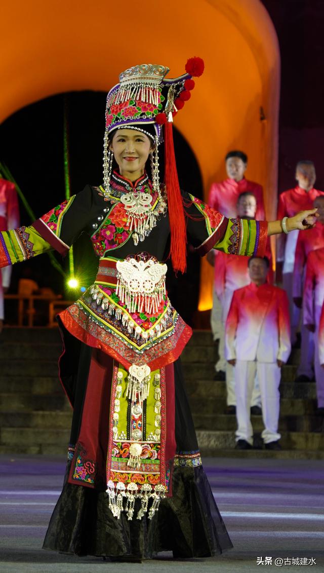 建水县举办“家国情·古城韵”——千年建水T台秀