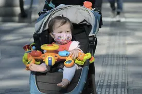 香港每位新生婴儿将获得2万元现金奖励，可排快队上公屋！图片