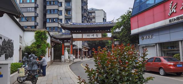 福州这家新华书店，位于名人街鳌峰坊，还是网红风格
