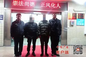 凌晨6人张贴小卡片被抓！十堰民警提醒：千万别信！图片