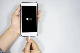 充电时，先插手机还是充电器？这几种充电方法，手机坏得快！图片