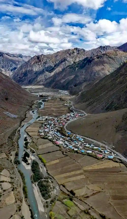 昌都•洛隆，神山景色优美，动植物资源丰富