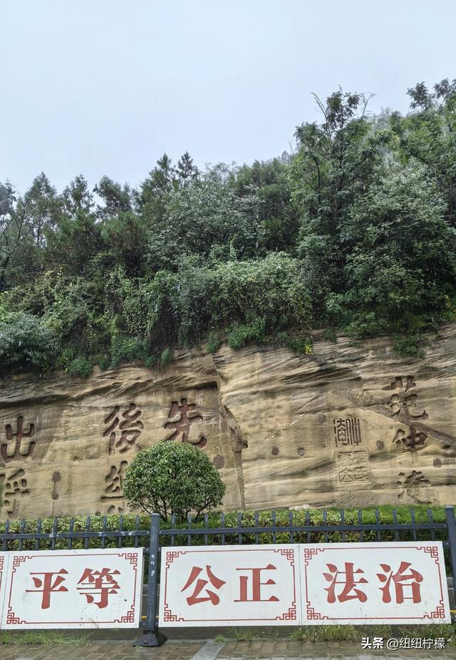 延安宝塔区有宝塔和众多革命纪念地，部分路段停车不便，吃了饸饹