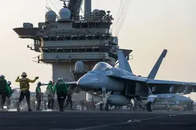 胡塞打出有效杀伤，杜鲁门号被揍得丢盔弃甲，舰载机都扔海里了图片