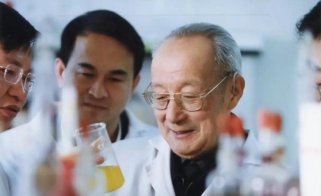 中美博弈中国胜！白宫没技术怨华管制稀土不公，自己却垄断高科技