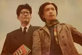 1943年，龚澎和乔冠华的合影，气质不输章含之，难得一见！图片