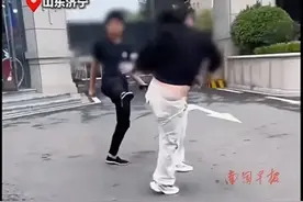 儿子当街踹飞母亲后续！警察薅头发带走，下午母亲就去求情领回了图片