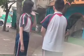 当看到女儿和男同学聊天后，老父亲的眼神绝了！图片