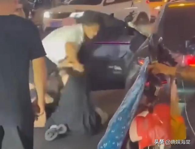 男子暴打情夫后续：妻子下跪求饶，知情人爆猛料，恶心的还在后面