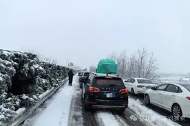 新能源车在湖北高速路上堵了40个小时后，趴窝在距离充电桩五米的位置：让人明白了几个道理。图片