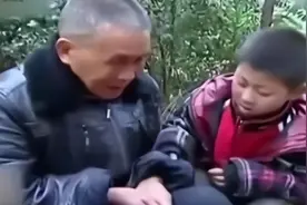 76岁老汉收留20多岁流浪女，并生下一儿子，十年后老汉：后悔不已图片