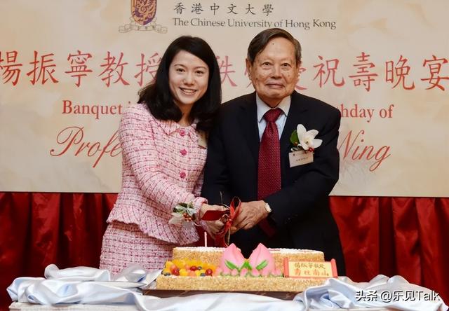 翁帆也没想到，丈夫杨振宁去世后，竟因生前一个举动再次口碑暴涨