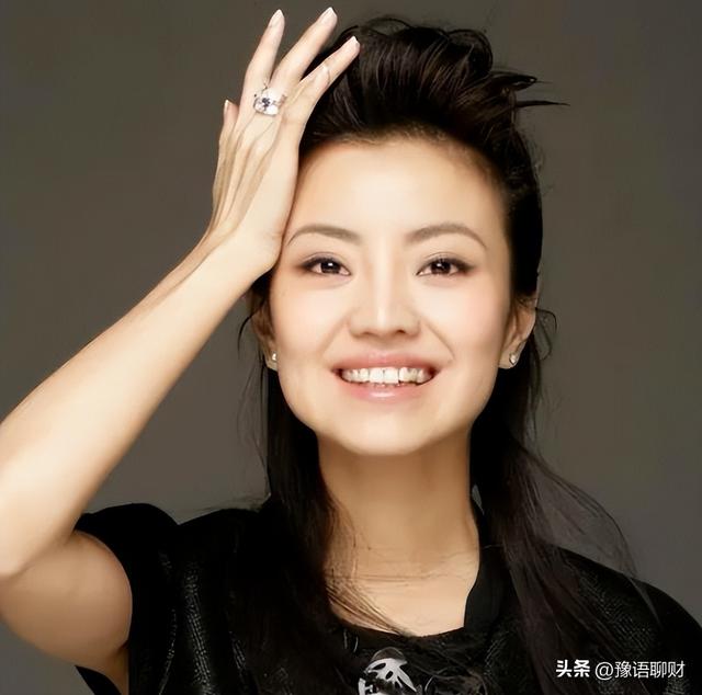 和撒贝宁同居四年，转身和富豪在一起，没想到如今却沦落至此