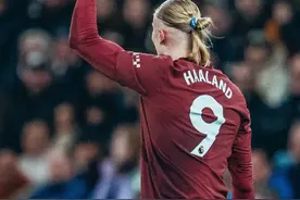 英超曼彻斯特双雄双双赢球！10人曼联3-2伊普斯维奇，曼城1-0复仇热刺图片