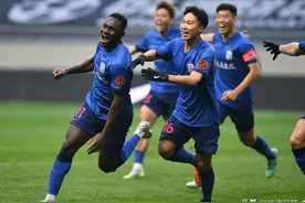 戴伟浚改穿8号！上海申花公布大名单，谢鹏飞披14号，高天意17号图片