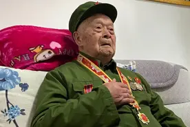 老兵隐藏身份36年，因校长发现地名写反而暴露，家人才知他是英雄图片