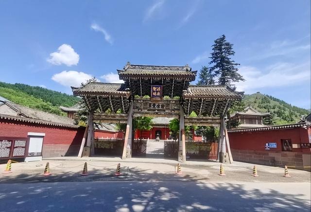 五台山方丈去世4天，恶心一幕出现，生前用度被质疑，捐赠引争议