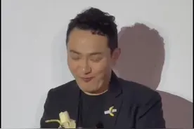 百亿富豪花4500万买下香蕉，当众吃掉！网友：别怀疑有钱人的智商图片