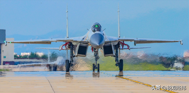 袭扰辽宁舰被双杀，歼-15雷达照射日本F-15！日本半夜紧急抗议