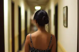 “有人要举牌吗？”未成年人卷入网络软色情图片