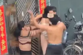 网传父亲出轨儿子女友被妻儿围堵，全家人在街头大打出手 律师：已构成互殴，或将面临处罚图片